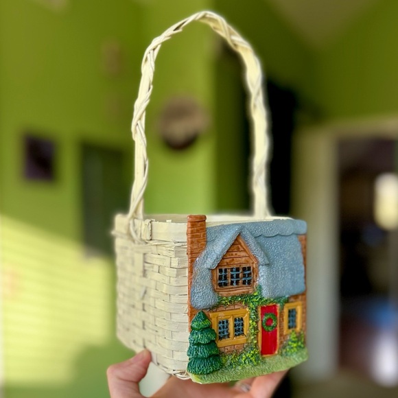 VTG Cottagecore Cabin 3D Textured + Painted Cabin Farmhouse Tile Wicker Basket - Picture 2 of 12
